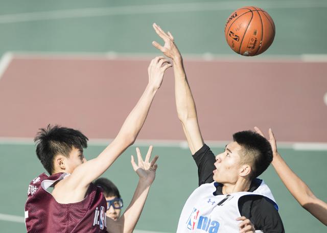 片子《音乐江湖》讲述一批80后音乐学院结业的学生分开校园今后各自打拼中的糊口及感情履历和执着寻求音乐胡想的故事。                                      　　音乐学院结业的几个好伴侣，陈浩、周萌萌、古力、刚子怀揣着胡想踏进了音乐江湖。古力经营着本身的乐队处处表演，陈浩处处投简历未果，只好到酒吧找工作，酒吧也都有人及锋而试了。陈浩万般无奈来到过街天桥卖唱，挣房租和糊口费。